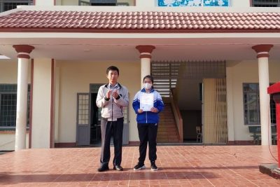 Trao giải cho học thi tham gia thi ioe các cấp.